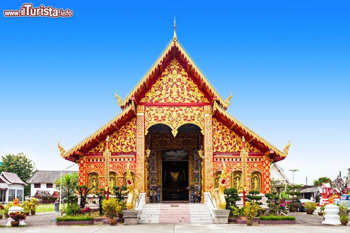 Immagine Il tempio buddhista Wat Jed Yod nella città di Chiang Rai City, Thailandia. Questo grande monastero, in cui vivono e studiano i monaci, venne fondato da Tilokarat, re del Regno Lanna del XV° secolo - © saiko3p / Shutterstock.com