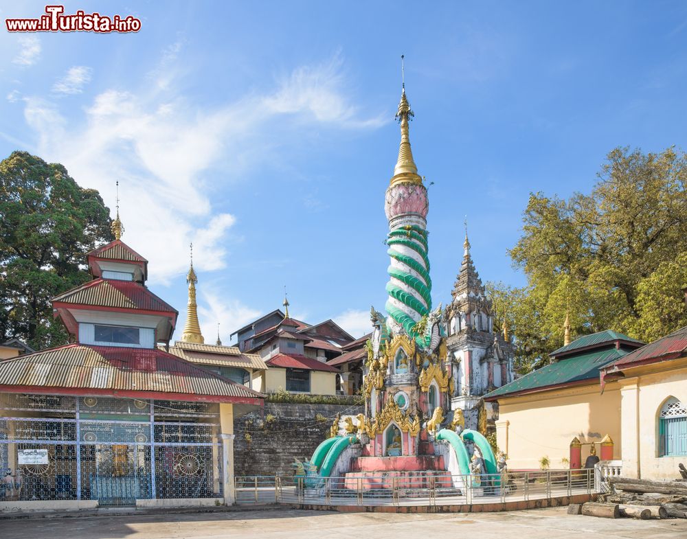 Immagine Il tempio buddhista Wut Tite Kyoung Par Yi Yat Ti Sar Thin Tite a Myeik, Mergui, Myanmar.