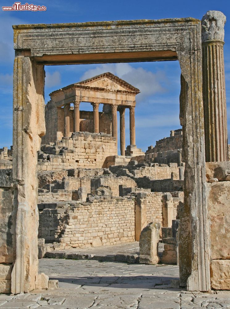 Immagine Il Tempio Capitolino di Dougga, Tunisia. Fu eretto all'epoca dell'imperatore Marco Aurelio nel 166/167 d.C. Il tempio è dedicato a Giove, Giunone e Minerva. 