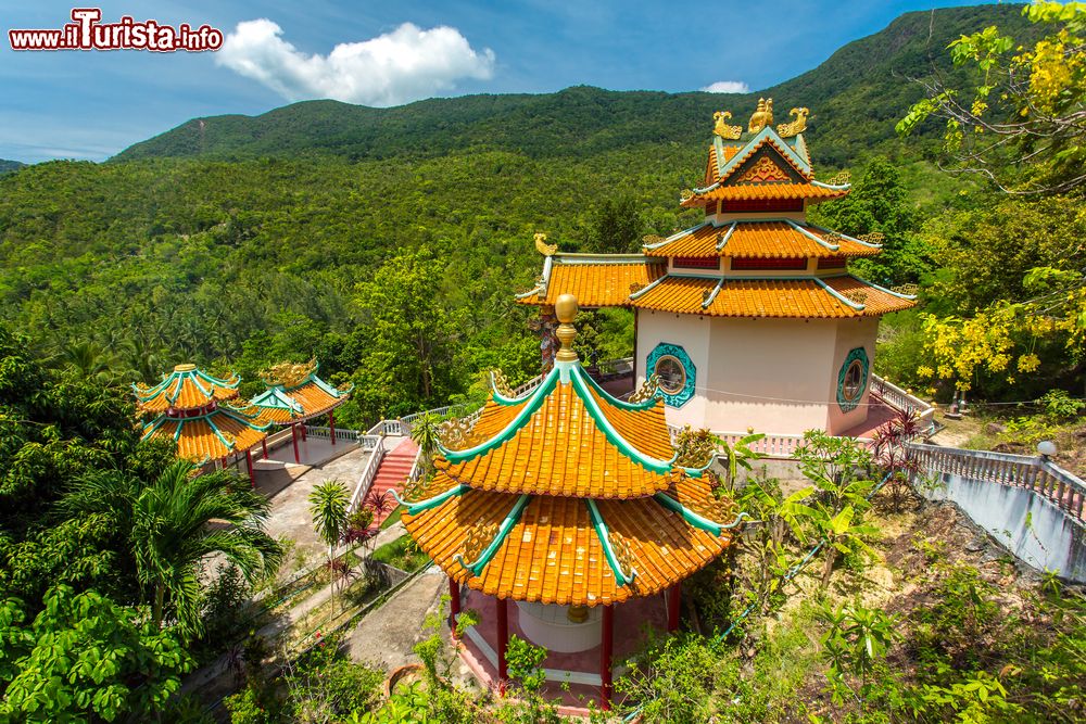 Immagine Il tempio cinese di Kuan yin sull'alto della baia di Chaloklum Bay a Koh Pha Ngan, Thailandia. E' uno dei luoghi di meditazione e di fede più frequentati di quest'isola.