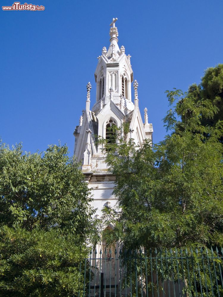 Immagine Il Tempio del Calvario a Molfetta, Puglia. Situato in piazza Garibaldi, di fronte alla villa comunale, questo edificio a forma di guglia gotica è stato costruito nel 1856 in pietra locale su commissione dei padri gesuiti.