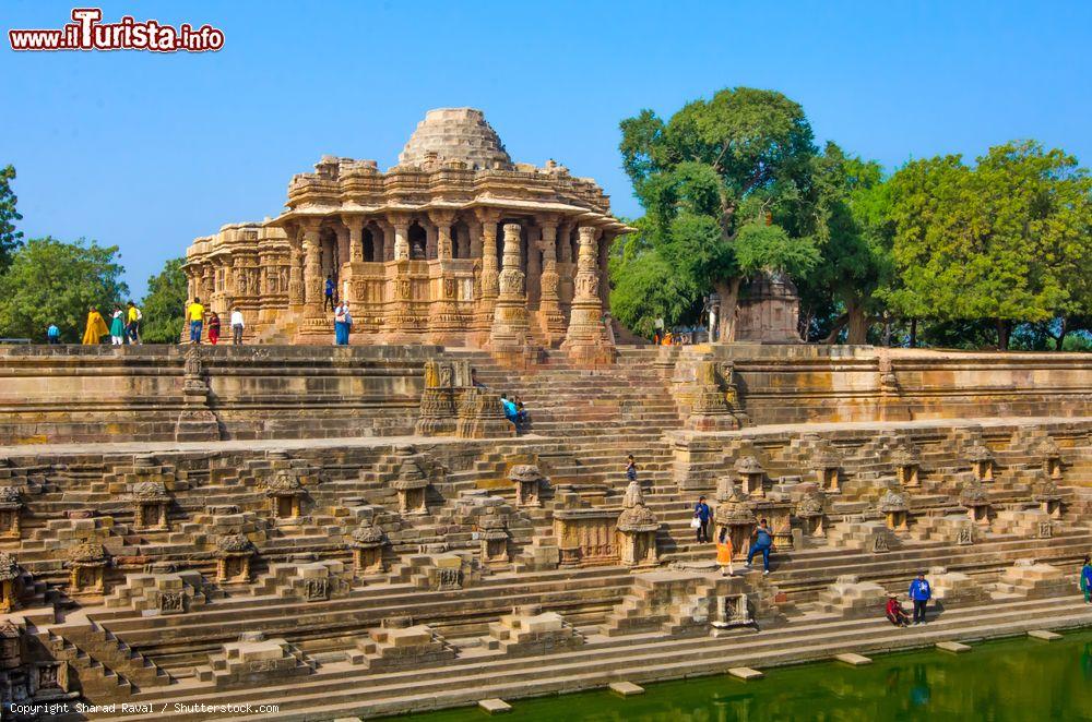 Immagine Il Tempio del Sole, Modhera. Siamo nello stato del Gujarat in India. - © Sharad Raval / Shutterstock.com