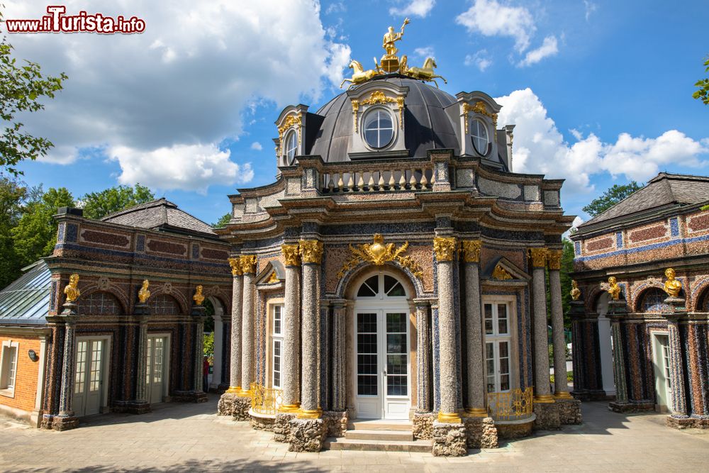 Immagine Il Tempio del Sole nel Nuovo Palazzo dell'Eremitage a Bayreuth, Baviera, Germania. Sulla cupola dell'edificio è stata installata una meravigliosa statua di Apollo sul carro del sole.