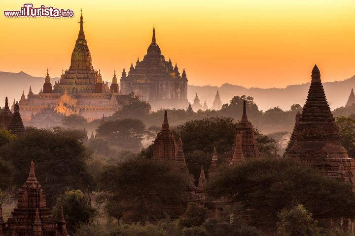 Immagine Il tempio di Ananda al crepuscolo, Bagan, Myanmar. Costruita per ordine del re Kyanzittha nel 1091, questa pagoda venne dedicata a Ananda, cugino e discepolo del Buddha. Lo stile architettonico è caratterizzato da influssi indiani tant'è che la struttura ricorda molto i templi induisti. Alcune parti dell'edificio sono ricoperte da lamine dorate. Di particolare pregio sono la forma del tempio a croce e le scene dipinte lungo i lati delle terrazze che raffigurano scene tratte da un racconto popolare sulla vita di Gautama Buddha - © Stephane Bidouze / Shutterstock.com