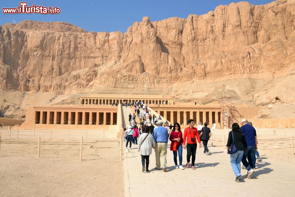 Immagine Il Tempio di Hatshepsut si trova sotto alle pareti rocciose di Deir el-Bahari, sulla sponda occidemtale del Nilo, presso Luxor.