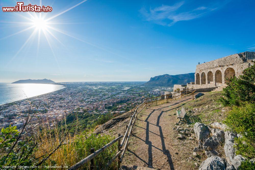 Immagine Il tempio di Jupiter Anxur a Terracina e la costa tirrenica del Lazio - © Stefano_Valeri / Shutterstock.com