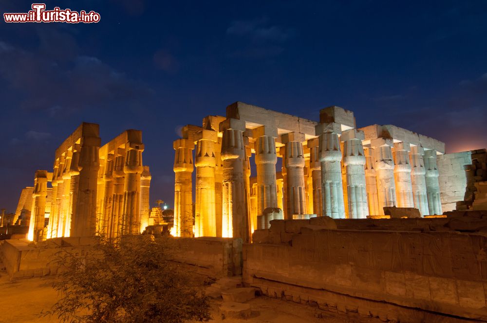 Immagine Il Tempio di Luxor illuminato di notte, Egitto. Qui si vedono il cortile del peristilio di Amenhotep III e la sala ipostila.