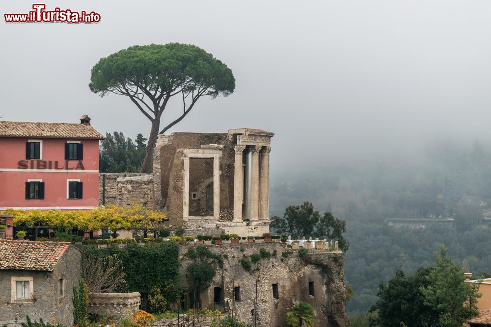 Immagine Il tempio di Vesta a Tivoli, Lazio, in una giornata di nebbia. Situato nell'acropoli di Tivoli, questo tempio di epoca romana fu costruito alla fine del II° secolo a.C. da Lucio Gellio. A pianta circolare è di tipo monoptero, costituito cioè da un semplice colonnato.