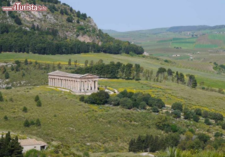 Immagine Il Tempio dorico di Segesta vista dall'alto, una delle tante meraviglie archeologiche della Sicilia Occidentale - © Deborah Terrin