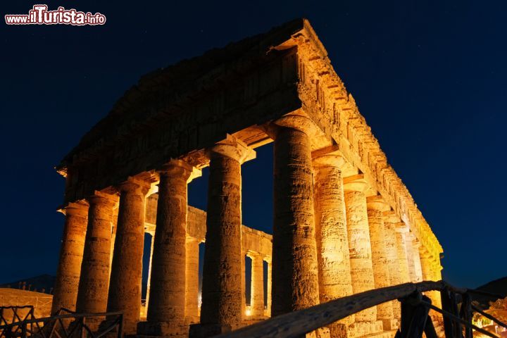 Immagine Il tempio dorico di Segesta fotografato di notte