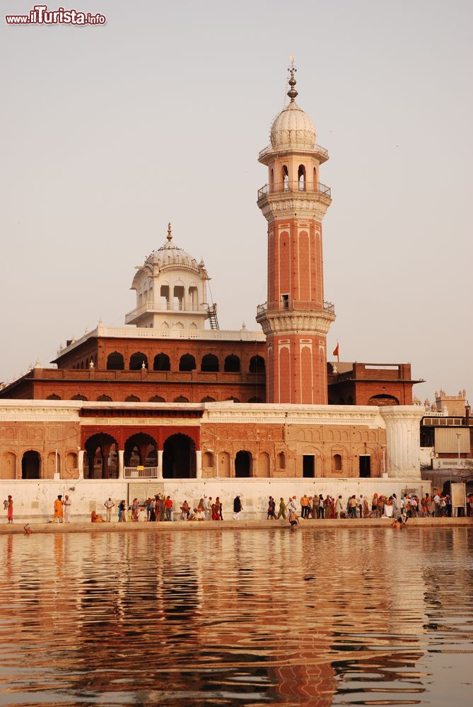 Immagine Il Tempio d'Oro nella città di Amritsar, Punjab, India. I sikh lo considerano il tempio più antico e sacro per la loro religione: oltre ad essere un luogo di pellegrinaggio in cui recarsi almeno una volta nella vita per pregare, è divenuto una destinazione turistica a livello mondiale.