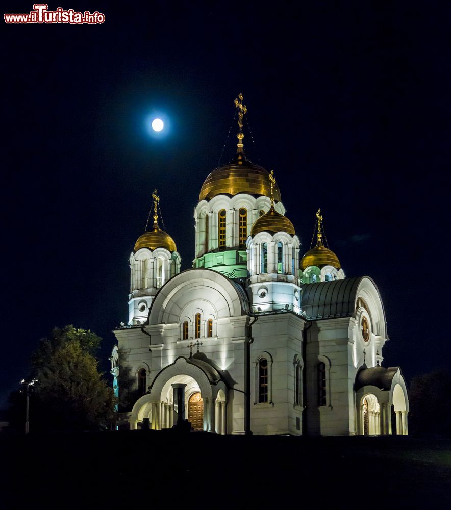 Immagine Il tempio in onore del santo martire Giorgio nella città di Samara, Russia. Le cupole dorate risplendono illuminate dalla luce della luna.