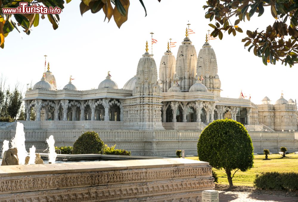 Immagine Il tempio indù Shri Swaminarayan Mandir a Houston, Texas, al tramonto. Sorge nel sobborgo di Stafford: venne costruito in 28 mesi di lavoro con 33 mila pezzi di marmo italiano intagliato a mano e con pietra calcarea turca. E' visitabile anche dal pubblico.