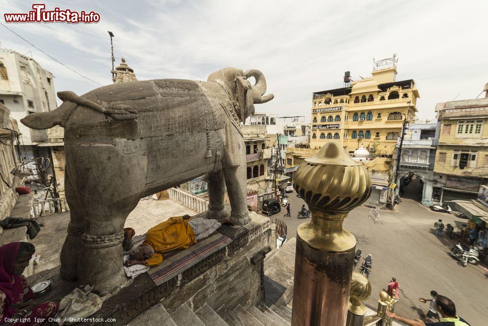 Immagine Il tempio Jagdish nella città di Udaipur, Rajasthan, India. Sorge su una terrazza elevata e rappresenta uno dei principali monumenti di Udaipur. Grande attrazione turistica, è stata completata nel 1651 - © Igor Chus / Shutterstock.com