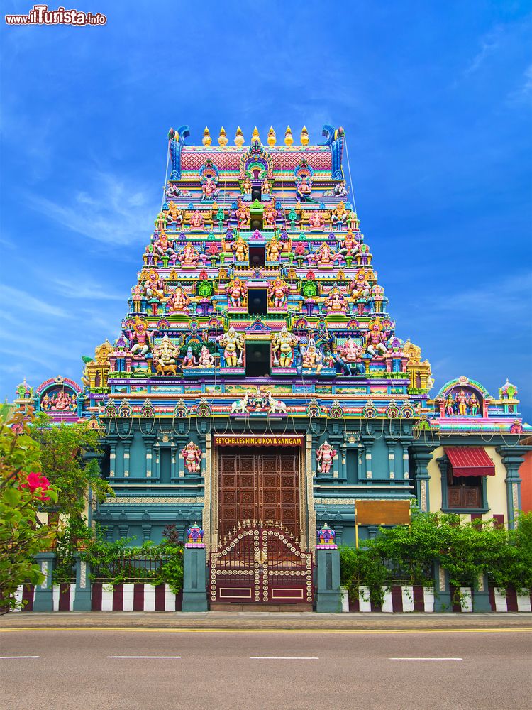 Immagine Il tempio Kovil Sangam a Victoria, capitale dell'isola di Mahé, Seychelles. Costruito nel 1992, l'Arul Mihu Navasakthi Vinayagar Temple è l'unico luogo di fede induista dell'arcipelago.
