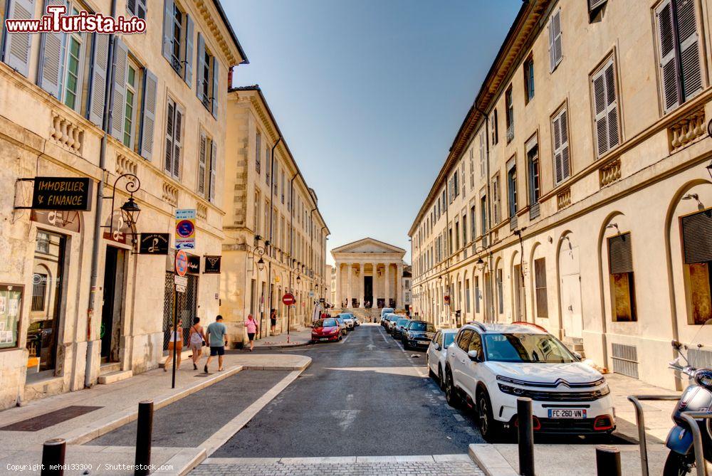 Immagine Il tempio romano Maison Carrée visto da una strada del centro di Nimes, Francia - © mehdi33300 / Shutterstock.com