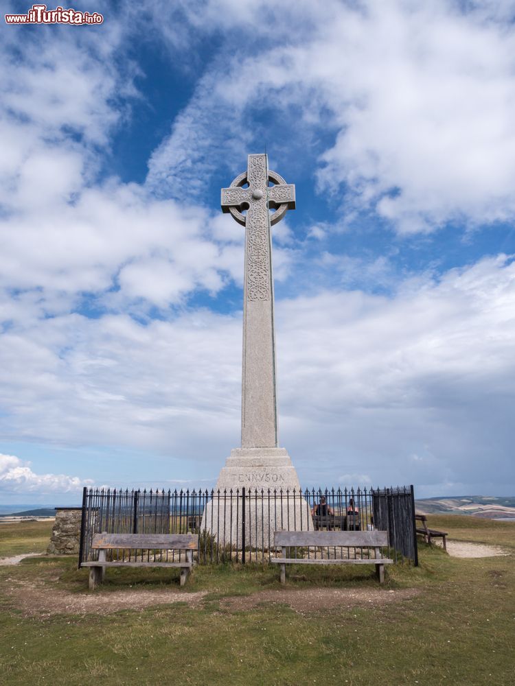 Immagine Il Tennyson Memorial sull'isola di Wight, Inghilterra. Il monumento sorge su una cresta di gesso con scogliere a picco nel sud dell'isola: questa croce celtica in marmo venne creata nel 1897 in ricordo di Lord Alfred Tennyson, poeta vittoriano.