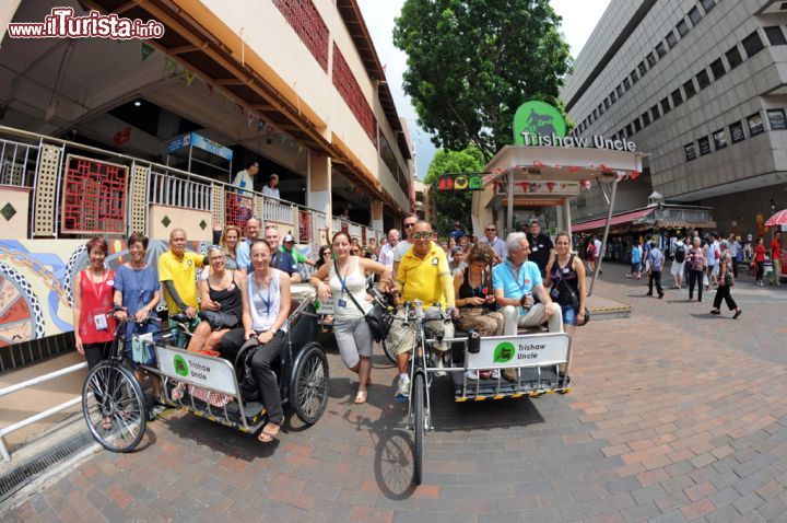 Immagine Il terminal di Trishaw Uncle, agenzia di Singapore specializzata in escursioni in vecchio stile su ciclorisciò, si trova in Queen Street fra il Fu Lu Shou Complex e l'Albert Centre Market & Food Centre. In questa immagine, un gruppo di turisti in visita alla Lion City per la celebrazione dei suoi 50 anni di indipendenza - © Sonja Vietto Ramus