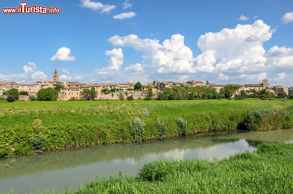 Immagine Il territorio di Bevagna, Umbria, Italia. Le prime notizie storiche della città coincidono con la conquista romana dell'Umbria con la battaglia del Sentino avvenuta nel 295 a.C.