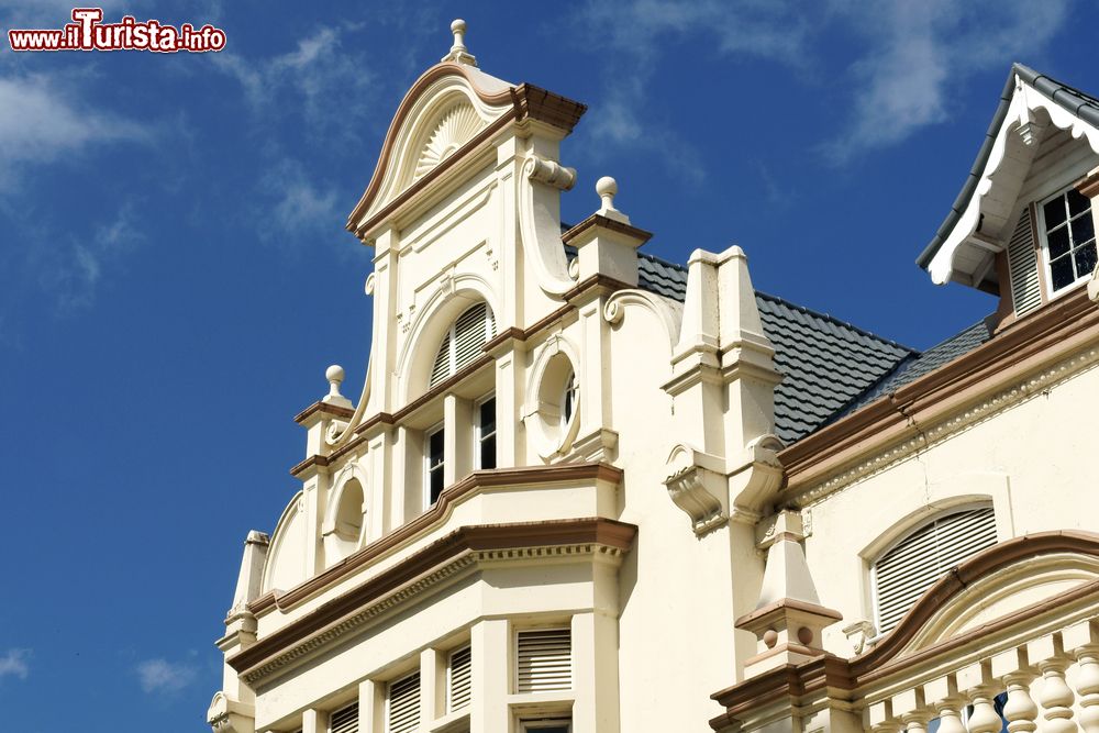 Immagine Il tetto del Museo Nazionale a Port of Spain, capitale di Trinidad e Tobago. L'interessante collezione permanente illustra la storia coloniale e il passato recente dell'isola. Si trova su Frederick Street.