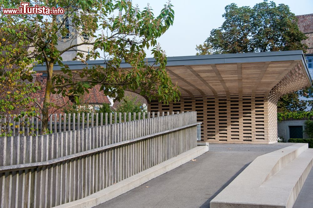 Immagine Il tetto dello Stadtgarten Pavillon nei giardini cittadini a Zugo, Svizzera.