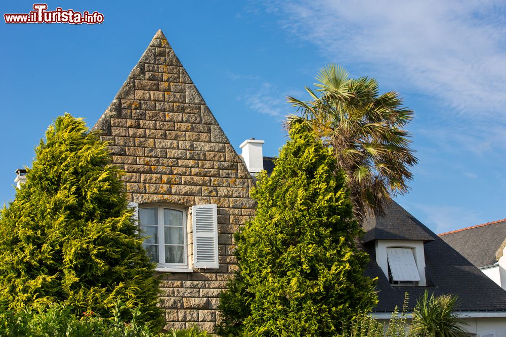 Immagine Il tetto di una tradizionale casa in pietra nel centro di Carnac, Francia.