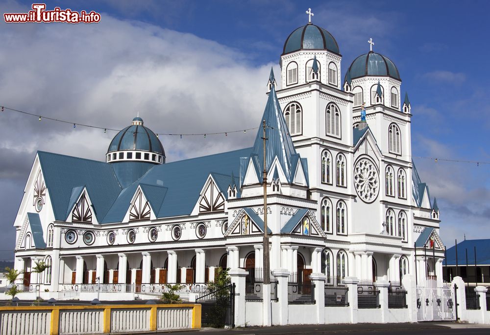 Immagine Il tetto e le cupole azzurre della chiesa metodista di Apia, Samoa.