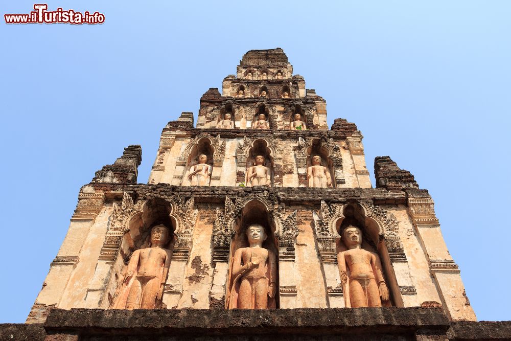 Immagine Il Thai Public Temple di Lamphun, Thailandia, fotografato in una giornata con il cielo terso. Le sculture di antichi Buddha alloggiate nella pagoda del tempio thailandese.