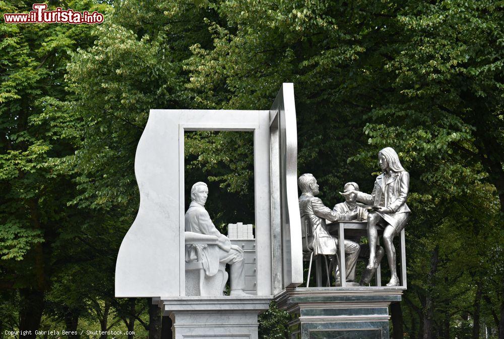 Immagine Il Thorbecke Monument di Johan Rudolf Thorbecke a L'Aia, Olanda: è composto da due parti che rappresentano il 19° e il 21° secolo - © Gabriela Beres / Shutterstock.com