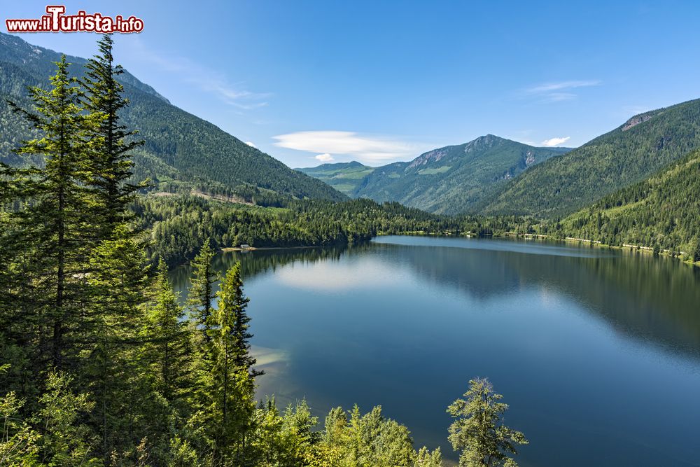 Immagine Il Three Valley Lake nei pressi di Revelstoke, British Columbia, in una giornata estiva (Canada).