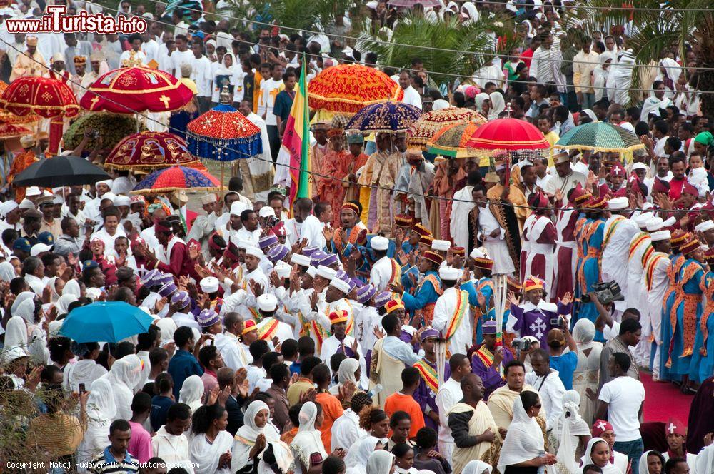 Immagine Il Timkat Festival a Addis Abeba, Etiopia. In questa occasione le strade delle città e dei villaggi si riempiono di processioni - © Matej Hudovernik / Shutterstock.com