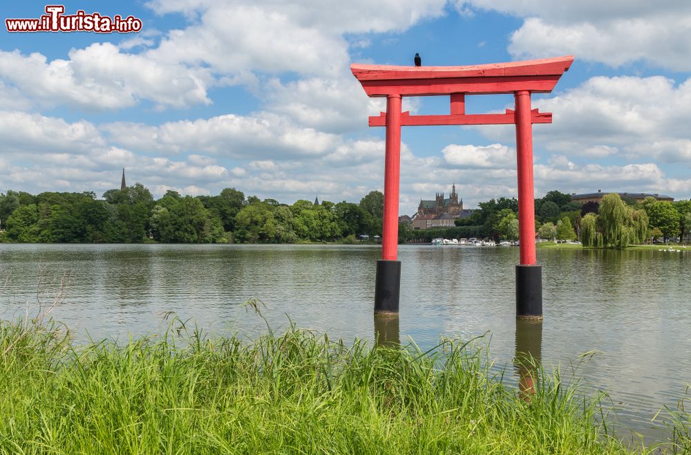Immagine Il Torii, portico giapponese, nel bacino artificiale di Metz sulla Mosella, Francia. E' uno dei più importanti spazi verdi della città.