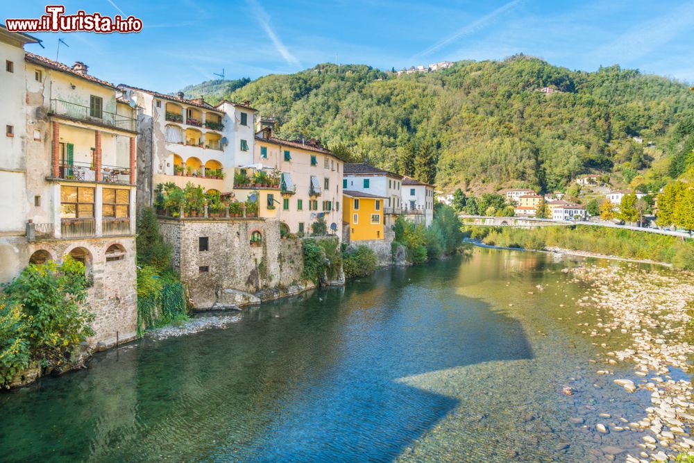 Immagine Il torrente Lima e le case colorate del borgo termale di Bagni di lucca in Toscana