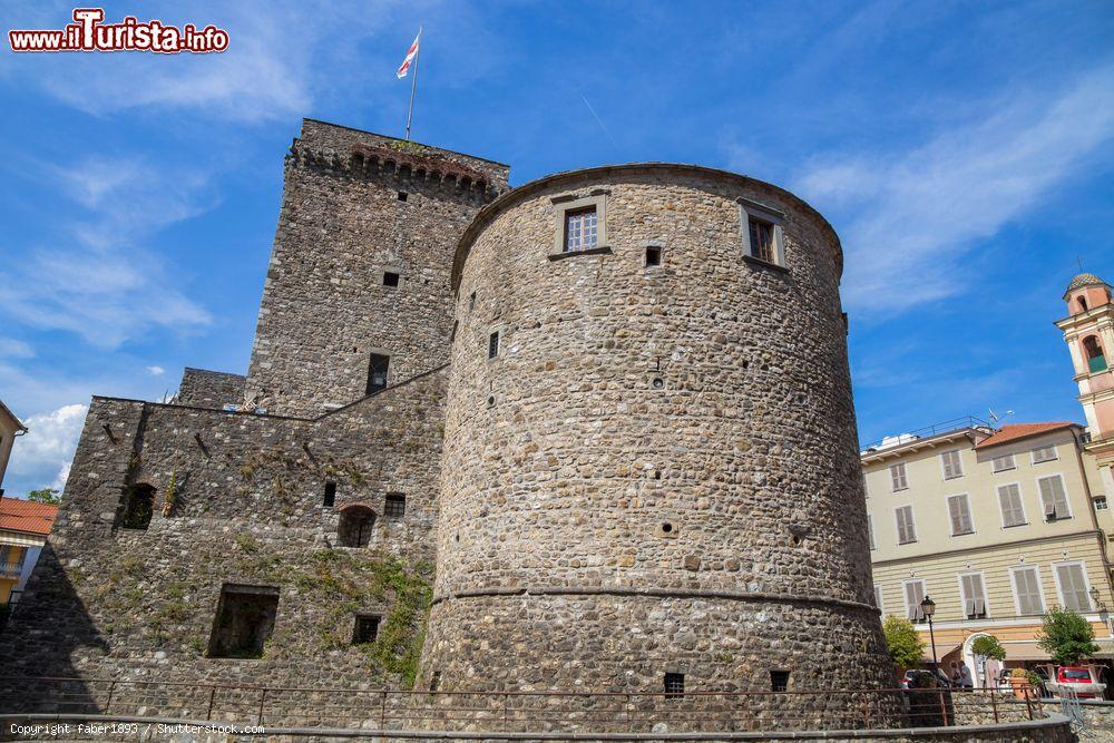 Immagine Il torrione del castello di Fieschi a Varese Ligure, provincia di La Spezia - © faber1893 / Shutterstock.com