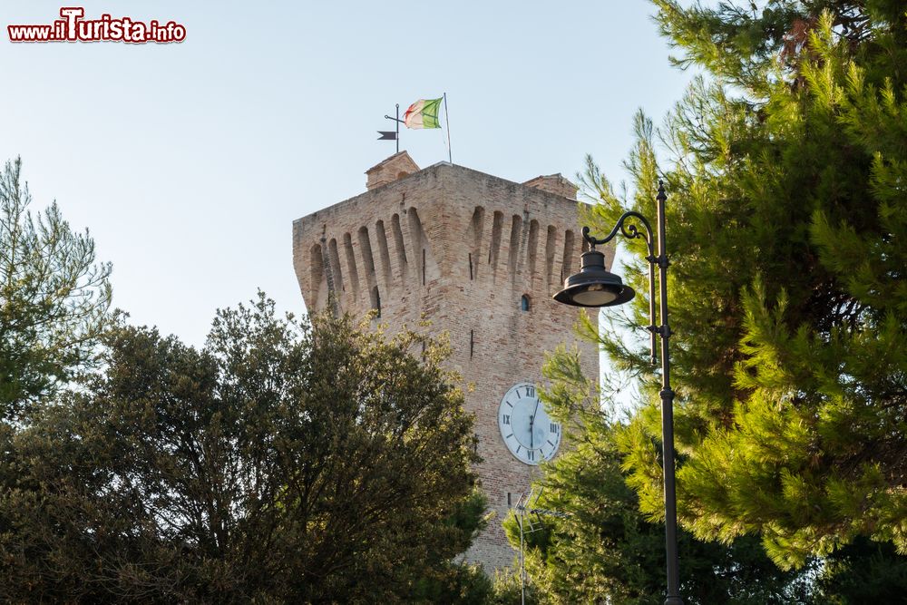 Immagine Il torrione del castello svevo di Porto Recanati, nei pressi di Recanati, Marche. La torre principale della fortezza che deve il suo nome a Federico II° di Svevia è uno dei simboli di questo Comune sorto dopo il distaccamento come frazione da Recanati.