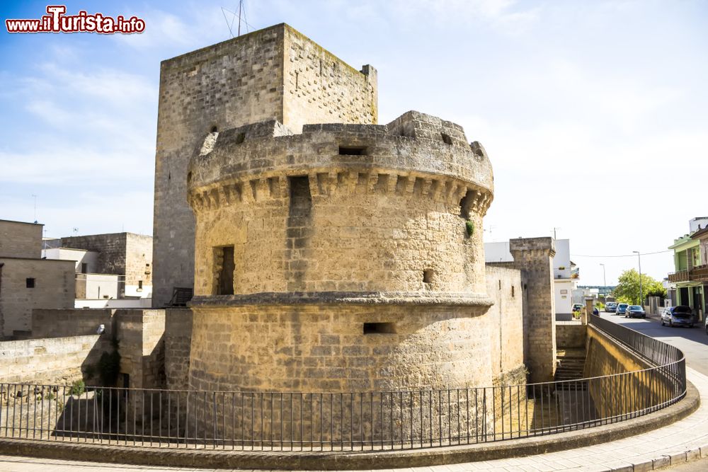 Immagine Il Torrione di Avetrana, parte del complesso del castello medievale, nel centro storico del borgo del Salento in Puglia.