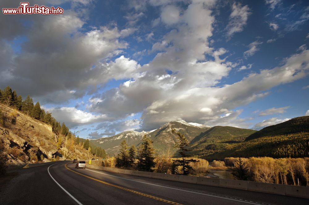 Immagine Il tracciato di una strada fra le montagne nei pressi di Fernie, British Columbia, Canada. Questo pittoresco paesino di 4 mila abitanti è situato nel bel mezzo delle Montagne Rocciose ed è sovrastato da alcune cime che s'innalzano sino a 2 mila metri.