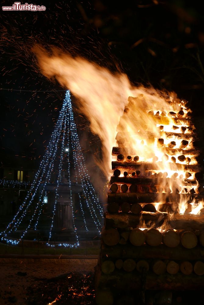 Immagine Il tradizionale grande Fuoco Natalizio nel centro di Abbadia San Salvatore in Toscana