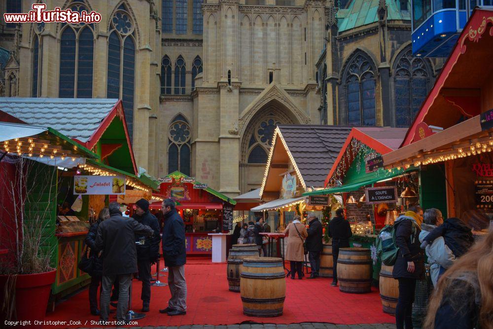 Immagine Il tradizionale mercatino di Natale di fronte alla cattedrale di Metz, Francia. E' uno dei più visitati di tutto il paese durante il periodo dell'Avvento - © Christopher_Cook / Shutterstock.com
