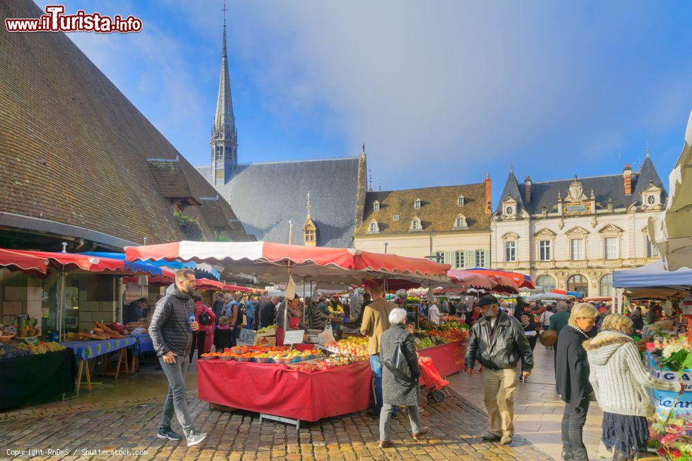 Immagine Il tradizionale mercato di generi alimentari a Beaune, Francia, in inverno - © RnDmS / Shutterstock.com