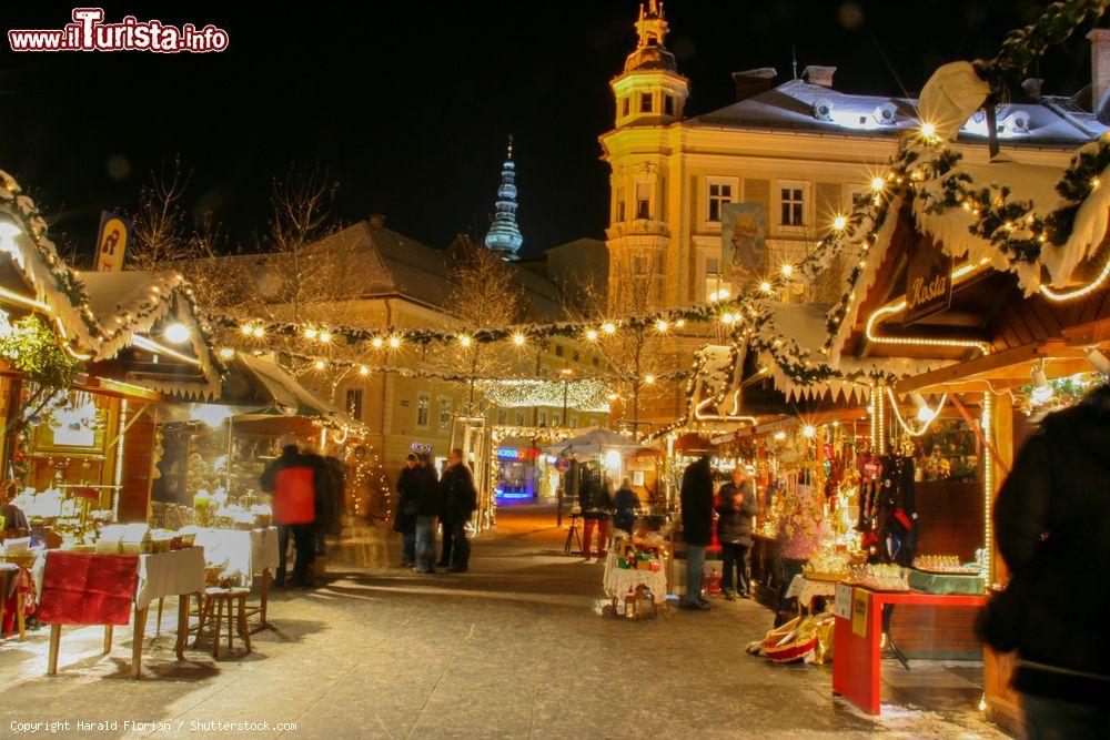 Immagine Il tradizionle mercatino di Natale by night nel centro di Klagenfurt, Carinzia (Austria) - © Harald Florian / Shutterstock.com