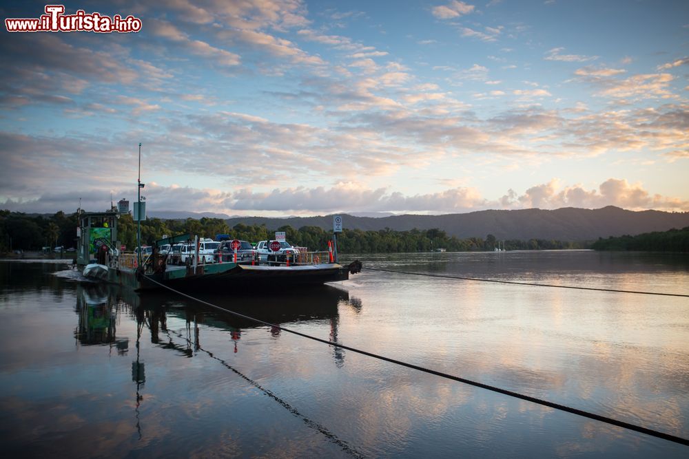 Immagine Il traghetto che attraversa il fiume Daintree al tramonto, Australia.