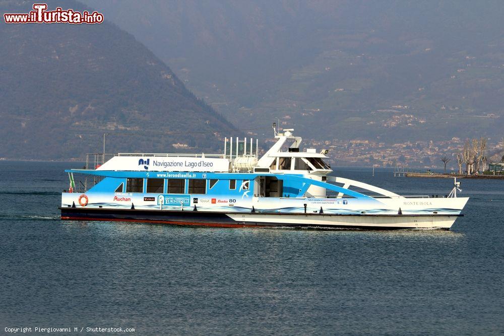 Immagine Il traghetto che solca le acque del Lago d'Iseo (o Lago Sebino). L'imbarcazione trasporta soprattutto i turisti chein estate affollano le rive del lago - foto © Piergiovanni M / Shutterstock.com