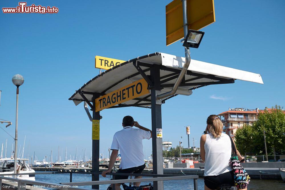 Immagine Il traghetto pedonale che unisce Milano Marittima a Cervia  attraverso al canale fluviale - © simona flamigni / Shutterstock.com