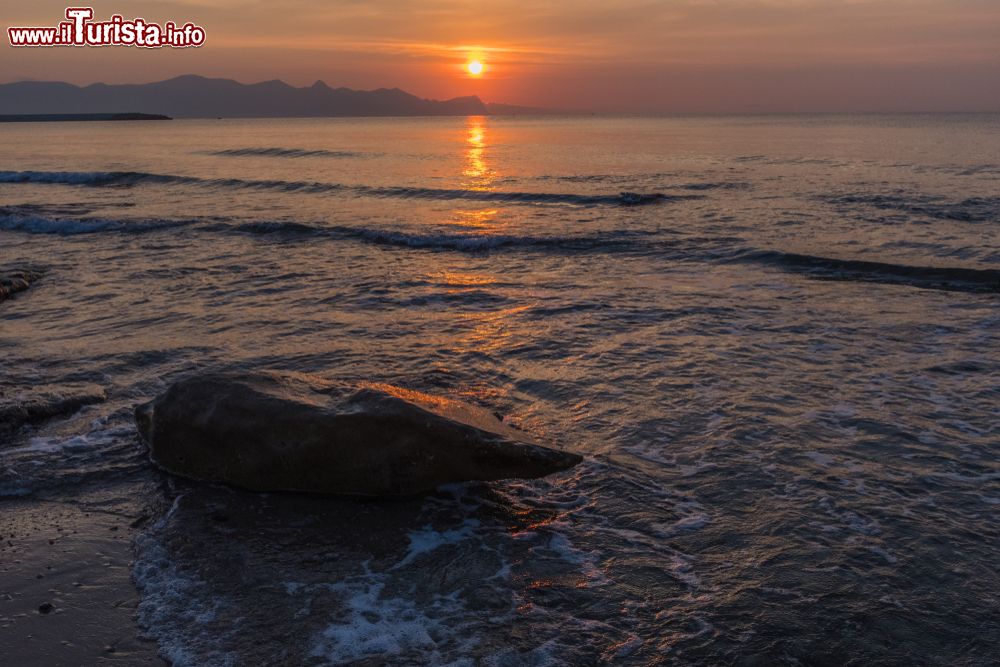 Immagine Il tramonto a Balestrate in Sicilia, in lontananza le rocce della Riserva dello Zingaro