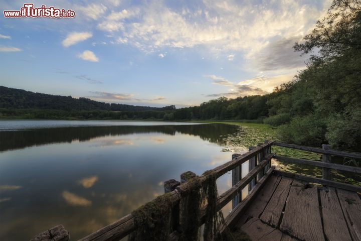 Immagine Il tramonto ai Laghi di Monticchio in Basilicata - © Gianluca Foto/ Shutterstock.com