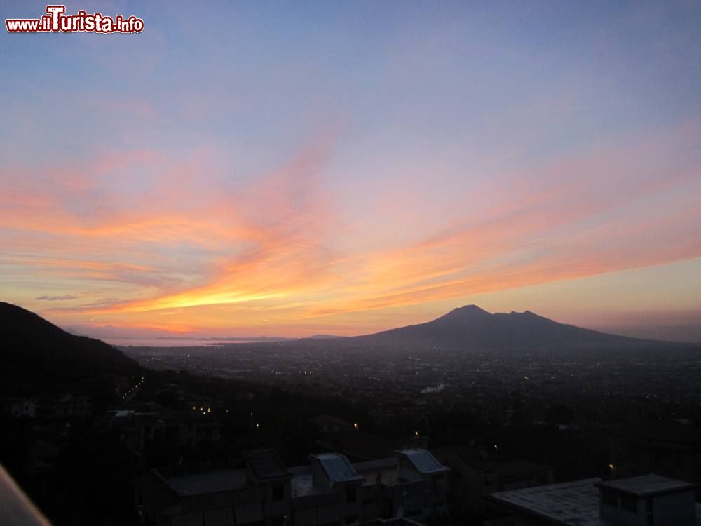 Immagine Il tramonto fotografato da Corbara in Campania. Sullo sfondo la sagoma del Vesuvio  - © www.comune.corbara.sa.it/