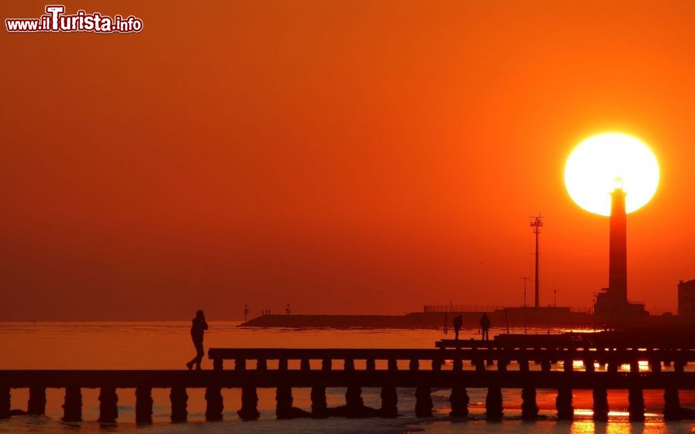 Immagine Il tramonto struggente dalla spiaggia di Jesolo in Veneto