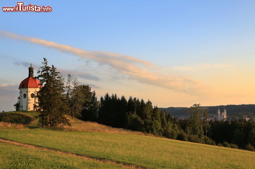 Immagine Il tramonto sul villaggio di Ottobeuren in Baviera, Germania