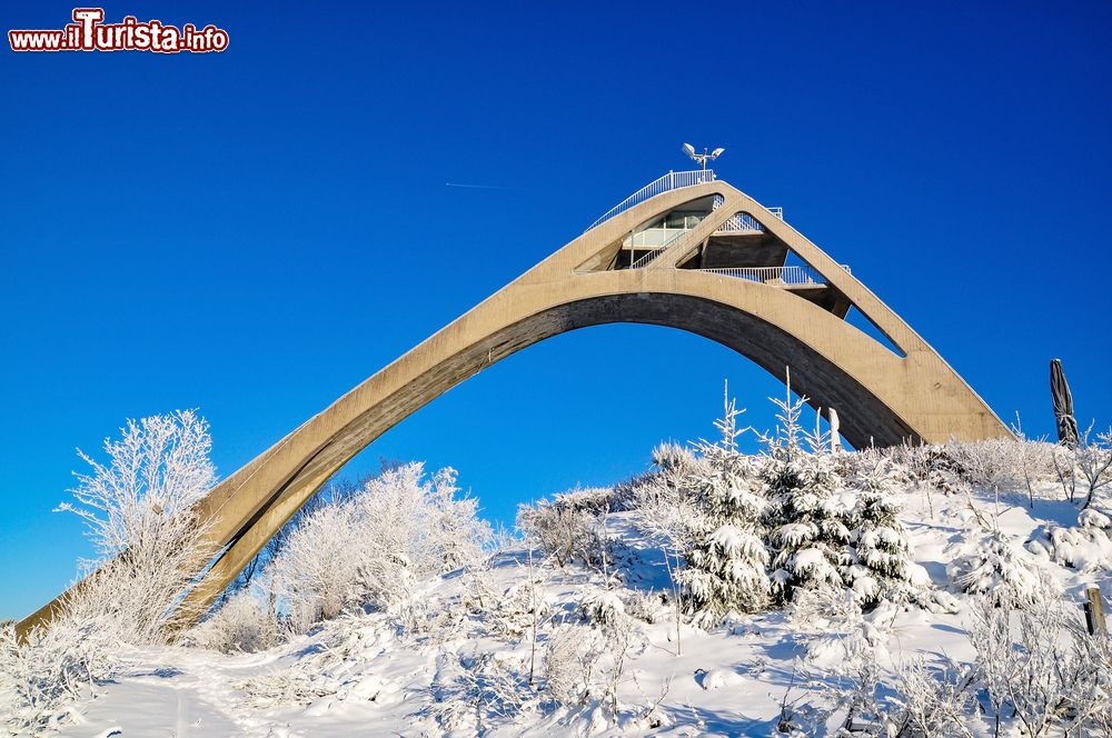 Immagine Il trampolino St. Georg per il salto con gi sci a Winterberg, Germania, in inverno. Costruito nel 1959, è alto 22 metri e si trova a un'altitudine di 733 metri.